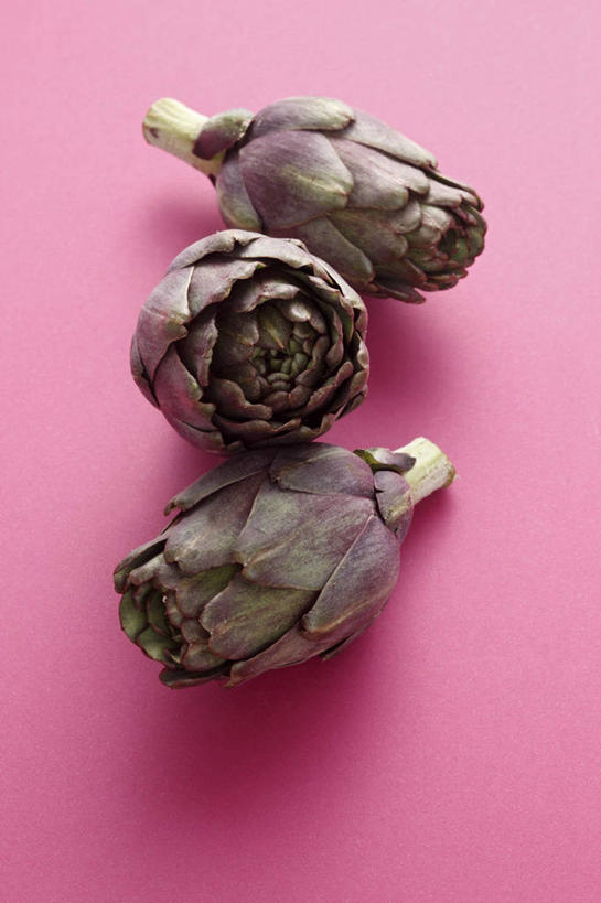 无人,竖图,俯视,室内,特写,白天,桌面,桌子,蔬菜,阴影,粉色背景,新鲜,反射,木制,影子,朝鲜蓟,食品,食物,三个,紫色,木制品,洋蓟,摄影,有机食品,绿色食品,影棚,彩图,高角度拍摄,影棚拍摄,拍摄,菜蓟,法国百合,球洋蓟,蔬菜之皇,洋百合