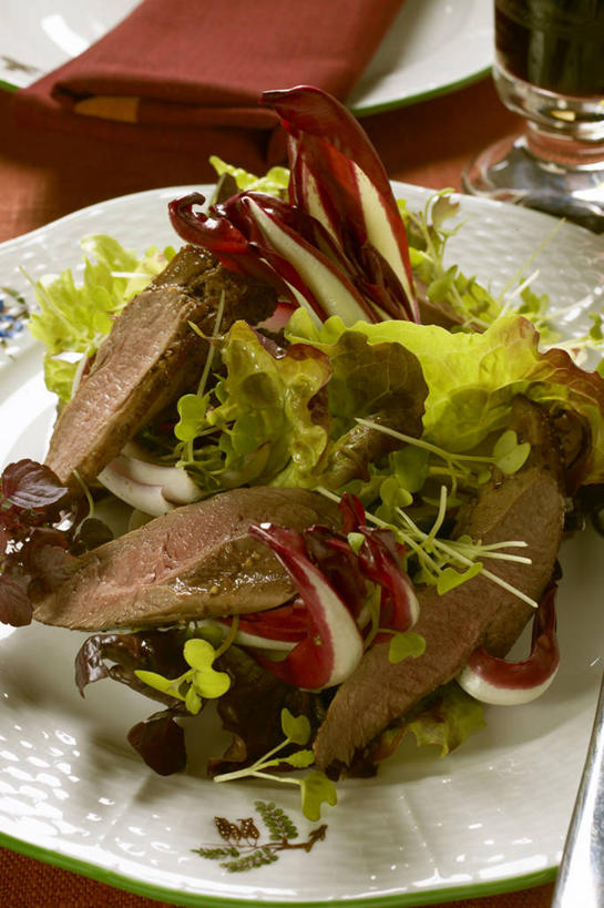 红酒,葡萄酒,无人,竖图,俯视,室内,特写,白天,桌面,桌子,蔬菜,杯子,餐具,叶子,阴影,新鲜,反射,木制,碟子,高脚杯,盘,影子,菊苣,肉,生食,蔬菜沙拉,鱼肉,沙拉,食品,绿叶,药草,红酒杯,白葡萄酒,酒类,色拉,沙律,肉类,玻璃制品,酒,食物,饮料,一个,盘子,酒杯,木制品,碟,嫩叶,有机食品,绿色食品,单个,色拉酱,葡萄酒杯,千岛酱,药材,肉食,鹿肉,叶,叶片,玻璃杯,彩图,高角度拍摄