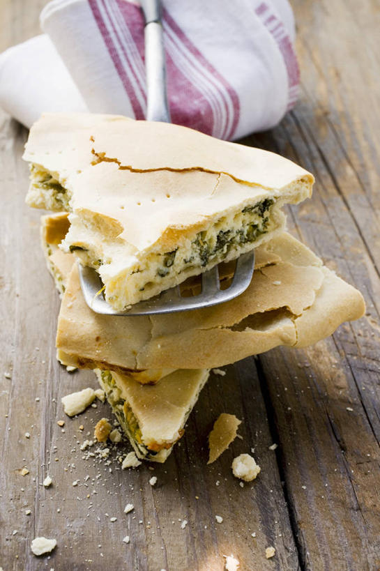 点心,奶酪,无人,竖图,俯视,室内,特写,白天,烹饪,下午茶,桌面,桌子,菠菜,蔬菜,厨具,金属制品,阴影,花纹,新鲜,反射,金属,木制,布,图案,影子,干酪,起司,食品,芝士,营养,布纹,锅铲,食物,糕点,木制品,乳酪,有机食品,绿色食品,布匹,乳制品,发酵,烹饪用具,烹调用具,鹦鹉菜,鼠根菜,角菜,红嘴绿鹦哥,赤根菜,菠薐菜,波斯草,烹调,彩图,高角度拍摄,蛋糕