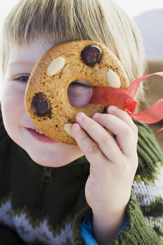 点心,西方人,儿童,脸,头,脸颊,手,一个人,笑,微笑,竖图,室内,特写,白天,正面,毛衣,纯洁,欧洲,圣诞节,欧洲人,仅一个男性,仅一个人,握,节日,庆祝,丝绸,丝带,食品,甜点,缎带,拿,拿着,注视,文化,绸带,食物,糕点,一个,小孩,饼干,甜食,零食,观察,看,仅一个小孩,庆典,手部,可爱,童年,童趣,握着,遮,遮掩,单个,观看,纪念,单手,察看,掩盖,遮挡,关注,线衫,童真,烂漫,无邪,姜饼,遮盖,掩饰,德式姜饼,天真,男孩,男人,男性,白种人,孩子,头部,脸部,脸蛋,面部,半身,彩图,绒衣,套衫,套头毛衣,线衣,男生