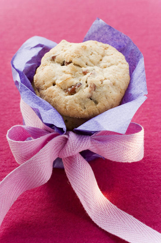 点心,无人,竖图,俯视,室内,特写,白天,下午茶,桌面,桌子,浆果,水果,阴影,粉色背景,新鲜,装饰,反射,木制,包装,包装纸,丝绸,丝带,影子,纸,生食,食品,果实,缎带,纸张,松饼,绸带,食物,糕点,一个,蝴蝶结,木制品,摄影,有机食品,绿色食品,影棚,单个,华丽,修饰,点缀,曼越桔,蔓越橘,小红莓,包装材料,牛皮纸,酸莓,衬托,美观,雅致,雅观,玛芬蛋糕,彩图,高角度拍摄,影棚拍摄,拍摄