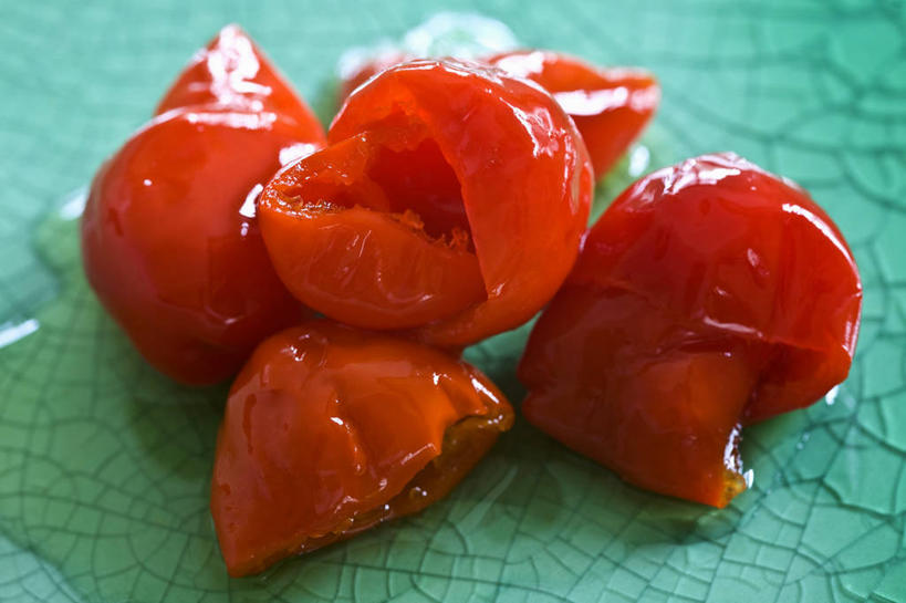 无人,横图,俯视,室内,特写,白天,桌面,桌子,辣椒,蔬菜,阴影,新鲜,反射,木制,影子,食品,食物,木制品,有机食品,绿色食品,辣角,红海椒,大椒,辣虎,广椒,辣子,红辣椒,海椒,番椒,彩图,高角度拍摄