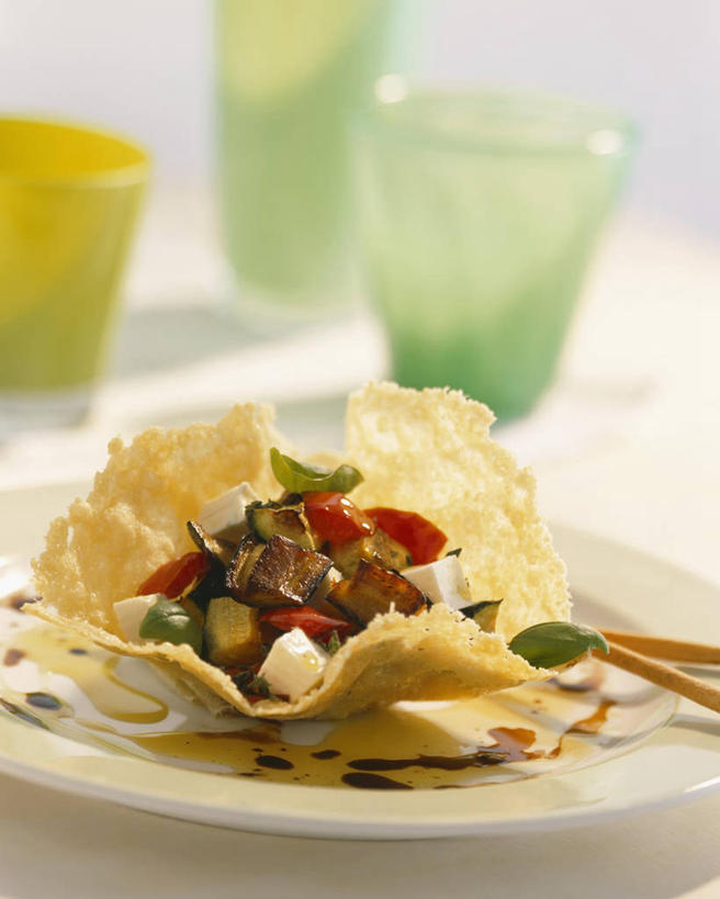 奶酪,无人,竖图,俯视,室内,特写,白天,桌面,桌子,蔬菜,杯子,餐具,阴影,朦胧,模糊,新鲜,反射,木制,碟子,盘,影子,干酪,起司,食品,芝士,营养,玻璃制品,食物,一个,盘子,木制品,水杯,碟,乳酪,有机食品,绿色食品,单个,乳制品,发酵,玻璃杯,彩图,高角度拍摄