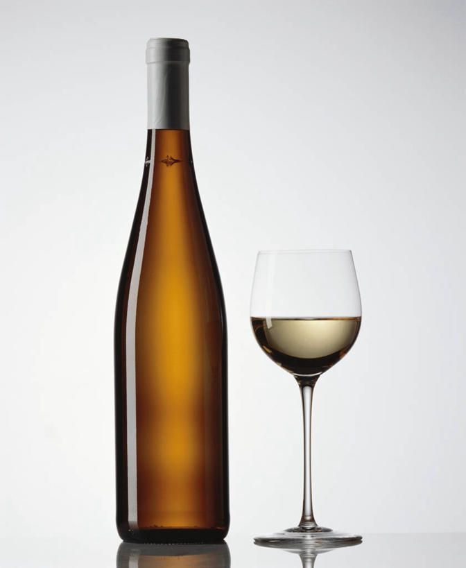 红酒,葡萄酒,无人,竖图,室内,特写,白天,白色背景,正面,桌面,桌子,杯子,阴影,反射,木制,高脚杯,影子,红酒杯,白葡萄酒,酒类,红酒瓶,玻璃制品,酒,酒瓶,饮料,一个,玻璃瓶,酒杯,木制品,瓶子,摄影,影棚,单个,葡萄酒杯,葡萄酒瓶,玻璃杯,彩图,影棚拍摄,拍摄