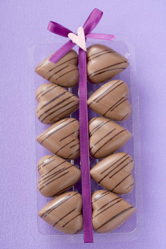 无人,竖图,俯视,室内,特写,白天,桌面,桌子,一排,阴影,紫色背景,整齐,装饰,并列,并排,反射,木制,丝绸,丝带,影子,食品,糖,糖果,甜点,甜品,缎带,绸带,食物,排列,木制品,甜食,巧克力,摄影,影棚,朱古力,华丽,修饰,点缀,队列,平行,衬托,美观,雅致,雅观,彩图,高角度拍摄,影棚拍摄,拍摄