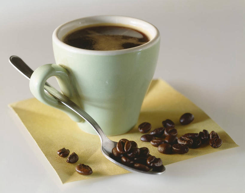 咖啡,无人,横图,俯视,室内,特写,白天,白色背景,幸福,植物,桌面,桌子,豆,杯子,金属制品,阴影,反射,金属,木制,瓷器,影子,勺子,豆类,豆子,棕色,咖啡杯,陶瓷制品,一杯,娱乐,饮料,一个,木制品,调羹,汤匙,咖啡豆,享受,休闲,温馨,放松,乐趣,摄影,影棚,单个,提神,舒适,瓷杯,醒脑,豆科,软饮料,咖啡因,彩图,高角度拍摄,影棚拍摄,拍摄