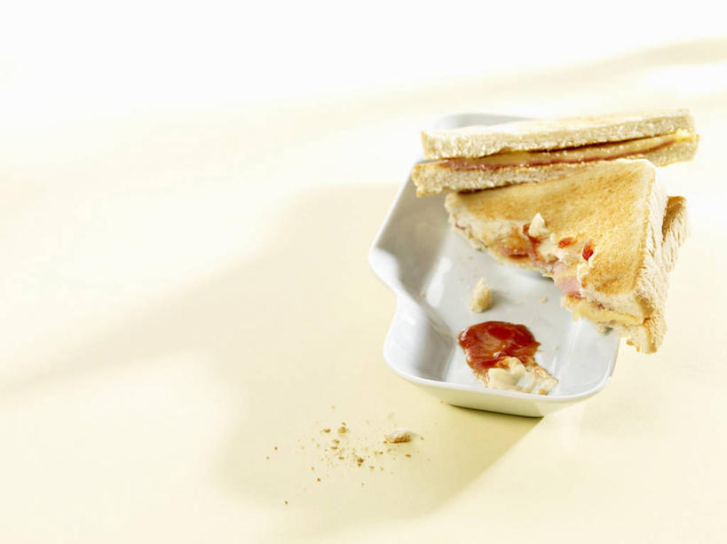 奶酪,无人,横图,俯视,室内,特写,白天,烹饪,西餐,桌面,桌子,阴影,反射,木制,影子,陶瓷,调料,酱料,酱汁,茄汁,肉,佐料,干酪,起司,三明治,料理,食品,陶瓷制品,调味品,芝士,营养,调味料,番茄酱,火腿,猪肉,酱,菜肴,美食,肉类,食物,腌制,一个,木制品,容器,碗,快餐,乳酪,西式,佳肴,单个,储藏,乳制品,储存,发酵,肉食,西式快餐,三文治,豚肉,熏制,火肉,兰熏,猪腿,彩图,高角度拍摄,贮存