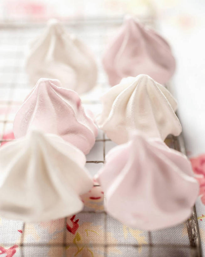 点心,无人,竖图,俯视,室内,特写,白天,烘焙,桌面,桌子,金属制品,一排,阴影,朦胧,模糊,整齐,并列,并排,反射,金属,木制,影子,食品,曲奇,架子,食物,排列,木制品,饼干,零食,队列,平行,曲奇饼,曲奇饼干,冷却,冷却架,彩图,高角度拍摄