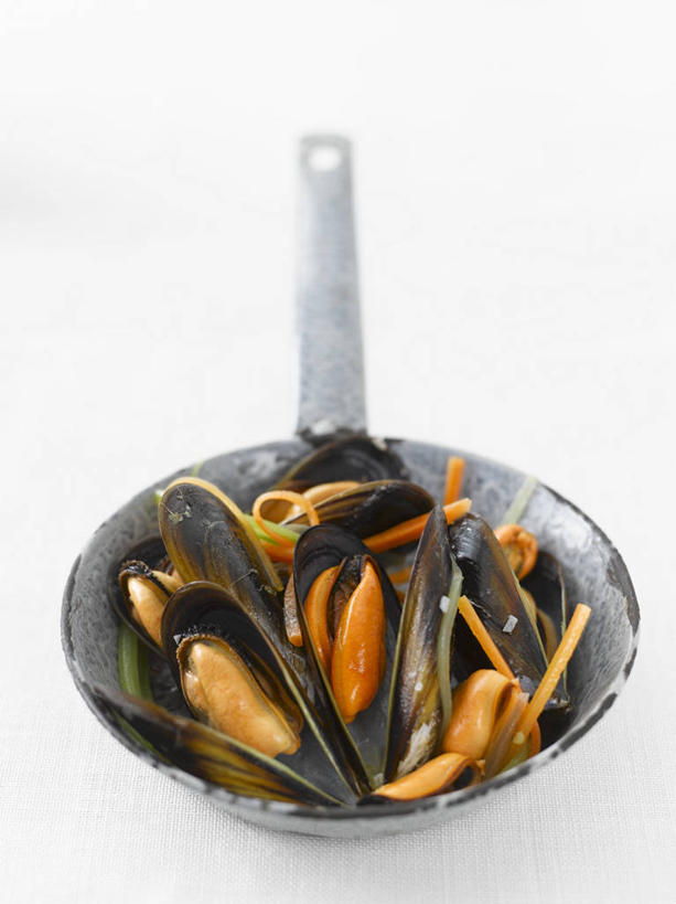 海鲜,无人,竖图,俯视,室内,特写,白天,白色背景,烹饪,西餐,桌面,桌子,萝卜,胡萝卜,蔬菜,贝壳,厨具,金属制品,一堆,许多,阴影,堆叠,堆积,新鲜,反射,金属,木制,锅子,影子,料理,食品,很多,锅,水产,菜肴,美食,海洋生物,食物,一个,木制品,西式,摄影,佳肴,有机食品,绿色食品,影棚,单个,煎锅,锅具,堆,水生动物,海产品,贻贝,水生物,海底动物,烹饪用具,海虹,淡菜,壳菜,青口,烹调用具,红萝卜,甘荀,烹调,彩图,高角度拍摄,影棚拍摄,拍摄