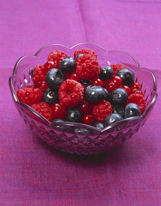 无人,竖图,俯视,室内,特写,白天,桌面,桌子,浆果,蓝莓,水果,玻璃,一堆,许多,阴影,堆叠,堆积,新鲜,反射,木制,影子,灯笼果,生食,食品,果实,很多,玻璃制品,食物,一个,木制品,容器,碗,摄影,有机食品,绿色食品,影棚,单个,储藏,堆,储存,山莓,树莓,红醋栗,三月泡,四月泡,山抛子,刺葫芦,悬钩子,馒头菠,高脚菠,龙船泡,泡儿刺,山都柿,蓝浆果,蓝靛果,醋栗,彩图,高角度拍摄,影棚拍摄,拍摄,贮存