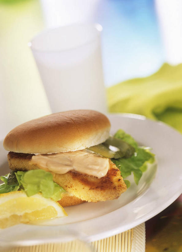 点心,面包,无人,竖图,俯视,室内,特写,白天,烹饪,西餐,餐桌,桌面,桌子,蔬菜,杯子,餐具,叶子,阴影,朦胧,模糊,新鲜,反射,木制,碟子,盘,影子,生菜,莴苣,肉,鱼肉,汉堡,料理,食品,面点,绿叶,菜肴,美食,肉类,玻璃制品,食物,糕点,一个,盘子,木制品,水杯,碟,快餐,嫩叶,西式,佳肴,有机食品,绿色食品,单个,餐台,肉食,西式快餐,垃圾食品,小圆面包,春菜,鹅仔菜,莴仔菜,千金菜,叶用莴苣,叶,叶片,玻璃杯,彩图,高角度拍摄