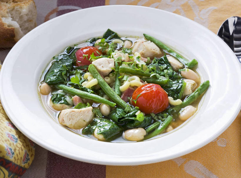 面食,面条,意大利面,无人,横图,俯视,室内,特写,白天,西餐,桌面,桌子,芦笋,蔬菜,餐具,叶子,阴影,新鲜,反射,木制,碟子,盘,影子,鸡肉,面,肉,料理,食品,绿叶,肉类,食物,一个,盘子,木制品,碟,嫩叶,西式,有机食品,绿色食品,单个,肉食,叶,叶片,猪尾巴,药鸡豆子,石刁柏,蚂蚁杆,龙须菜,狼尾巴根,彩图,高角度拍摄