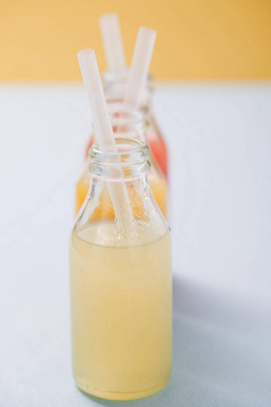 果汁,无人,竖图,俯视,室内,特写,白天,桌面,桌子,柠檬,水果,一排,阴影,新鲜,整齐,反射,木制,影子,塑料,生食,食品,果实,饮品,玻璃制品,食物,饮料,排列,三个,玻璃瓶,木制品,瓶子,塑料制品,吸管,有机食品,绿色食品,空心,队列,可口,饮管,适口,益母果,柠果,彩图,高角度拍摄,圆柱状