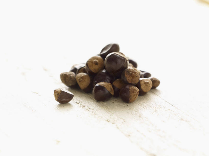 无人,横图,俯视,室内,特写,白天,白色背景,桌面,桌子,一堆,许多,阴影,堆叠,堆积,反射,木制,影子,棕色,种子,很多,木制品,摄影,影棚,堆,彩图,高角度拍摄,影棚拍摄,拍摄