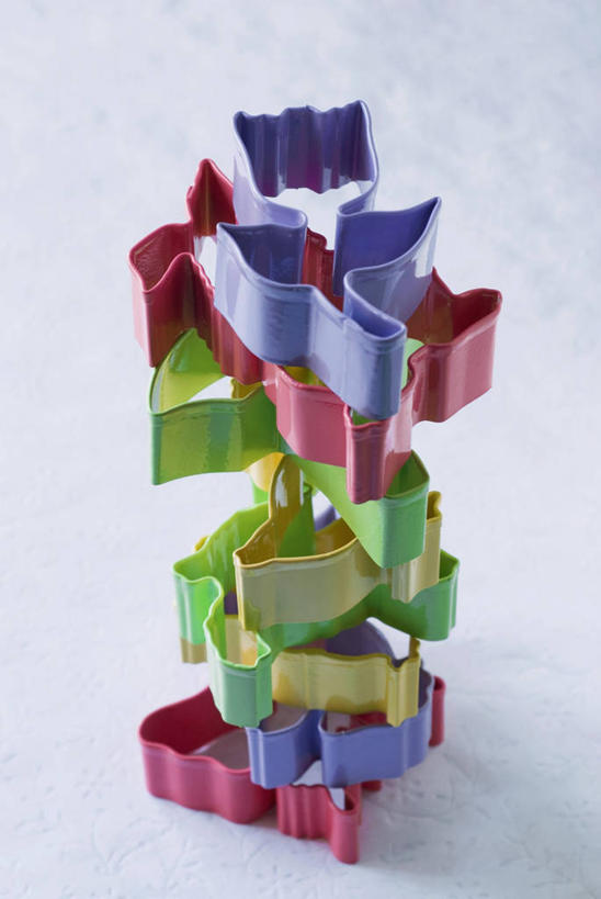 无人,竖图,俯视,彩色,室内,特写,白天,桌面,桌子,静物,金属制品,一堆,许多,阴影,堆叠,堆积,蓝色背景,反射,金属,木制,影子,很多,木制品,摄影,影棚,模具,堆,五颜六色,色彩斑斓,五彩缤纷,五彩斑斓,五光十色,彩图,高角度拍摄,影棚拍摄,拍摄