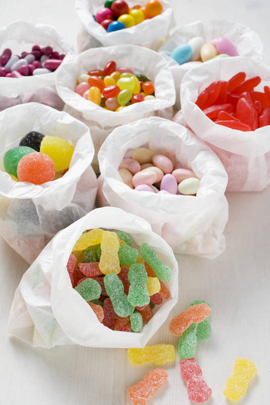 无人,竖图,俯视,彩色,室内,特写,白天,白色背景,桌面,桌子,袋子,一堆,许多,阴影,堆叠,堆积,反射,木制,影子,纸袋,食品,糖,糖果,甜点,甜品,软糖,很多,食物,木制品,容器,甜食,摄影,影棚,储藏,堆,五颜六色,色彩斑斓,储存,五彩缤纷,五彩斑斓,五光十色,彩图,高角度拍摄,影棚拍摄,拍摄,贮存