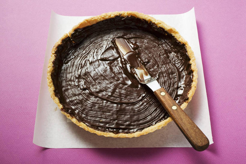 点心,无人,横图,俯视,室内,特写,白天,下午茶,桌面,桌子,餐具,金属制品,阴影,粉色背景,反射,金属,木制,工具,影子,食品,糖,糖果,甜点,甜品,刀具,巧克力蛋糕,食物,糕点,一个,餐巾,木制品,刀,甜食,巧克力,摄影,影棚,单个,朱古力,餐刀,保洁方巾,口布,彩图,高角度拍摄,影棚拍摄,拍摄,蛋糕