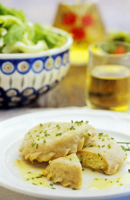 奶酪,啤酒,无人,竖图,俯视,室内,特写,白天,桌面,桌子,蔬菜,土豆,杯子,餐具,阴影,朦胧,模糊,新鲜,反射,木制,碟子,盘,影子,陶瓷,生食,蔬菜沙拉,干酪,起司,沙拉,食品,陶瓷制品,酒类,芝士,营养,色拉,沙律,玻璃制品,酒,食物,饮料,一个,盘子,木制品,容器,水杯,碟,碗,乳酪,有机食品,绿色食品,单个,色拉酱,储藏,乳制品,储存,千岛酱,发酵,馍馍蛋,玻璃杯,洋芋,山药蛋,马铃薯,彩图,高角度拍摄,贮存