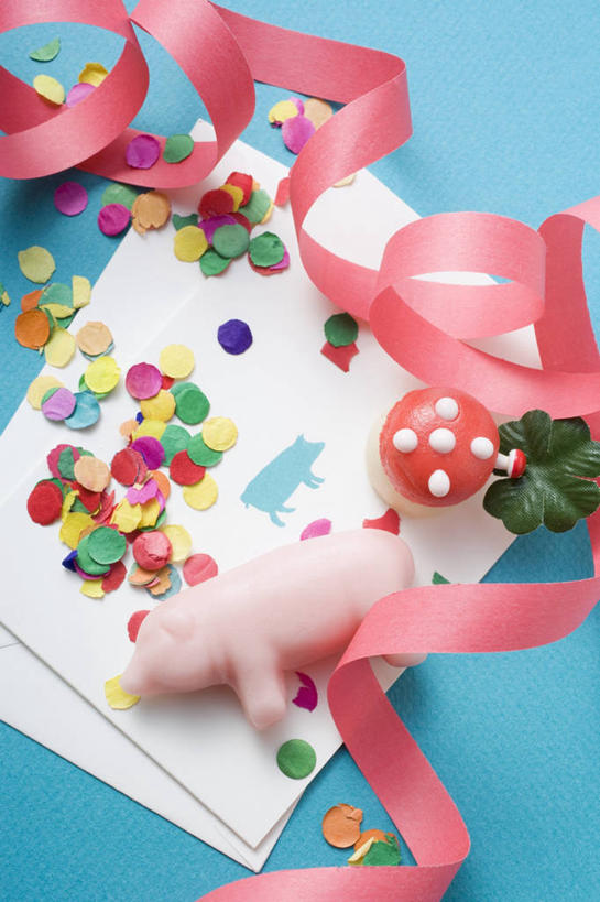 无人,竖图,俯视,彩色,室内,特写,白天,桌面,桌子,圣诞节,阴影,蓝色背景,节日,庆祝,装饰,反射,木制,丝绸,丝带,影子,食品,糖,糖果,甜点,甜品,缎带,纸屑,软糖,文化,绸带,食物,木制品,甜食,庆典,摄影,影棚,纪念,五颜六色,华丽,修饰,碎纸,点缀,五彩缤纷,碎纸条,衬托,美观,雅致,雅观,绚烂,五彩纸屑,彩图,高角度拍摄,影棚拍摄,拍摄