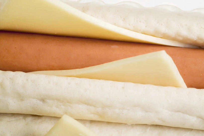 点心,面包,奶酪,无人,横图,俯视,室内,特写,白天,烹饪,西餐,桌面,桌子,阴影,反射,木制,影子,肉,香肠,干酪,起司,料理,食品,面点,腊肠,热狗,芝士,营养,猪肉,菜肴,美食,肉类,食物,糕点,木制品,快餐,乳酪,西式,佳肴,乳制品,发酵,肉食,西式快餐,垃圾食品,小圆面包,豚肉,彩图,高角度拍摄