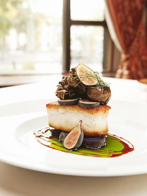 海鲜,无人,竖图,俯视,室内,特写,白天,烹饪,西餐,植物,窗户,窗帘,桌面,桌子,比目鱼,蔬菜,餐具,阴影,朦胧,模糊,新鲜,装饰,反射,木制,鱼,碟子,盘,影子,葱,菌菇,蘑菇,肉,鱼肉,料理,食品,草药,药草,菌类,水产,菜肴,美食,肉类,中药,海洋生物,玻璃窗,食物,一个,绿色,自然,帘子,盘子,木制品,碟,遮阳,食用菌,西式,佳肴,有机食品,绿色食品,生长,单个,成长,华丽,修饰,点缀,细香葱,香葱,水生动物,海产品,药材,中草药,水生物,肉食,海底动物,中药材,本草,衬托,美观,雅致,雅观,鲽鱼,彩图,高角度拍摄