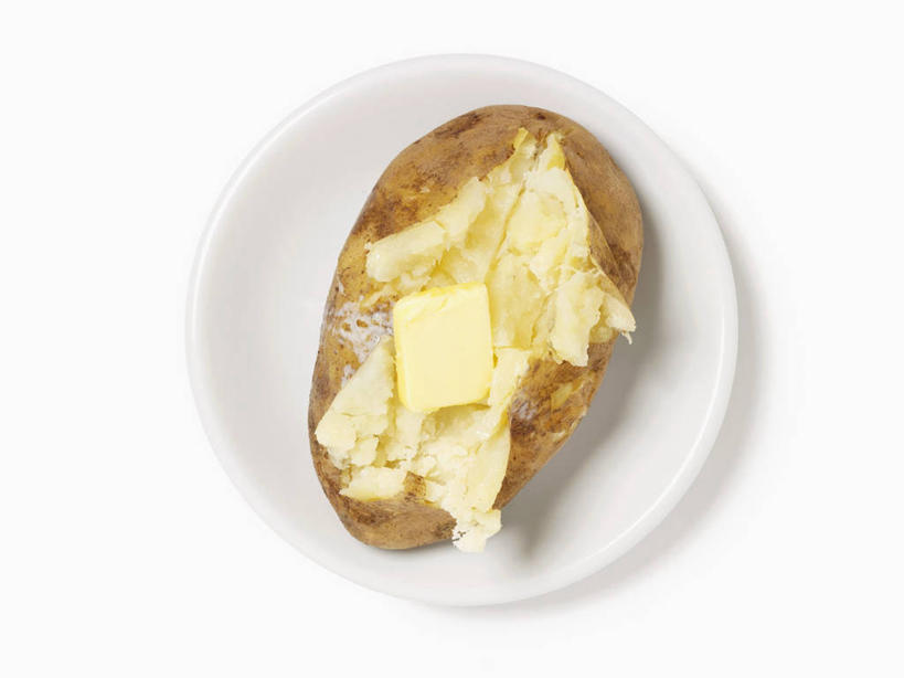 无人,横图,俯视,室内,特写,白天,白色背景,桌面,桌子,蔬菜,土豆,餐具,阴影,新鲜,反射,木制,碟子,盘,影子,黄油,食品,食物,一个,盘子,木制品,碟,摄影,有机食品,绿色食品,影棚,单个,乳制品,白脱油,馍馍蛋,乳脂,洋芋,山药蛋,马铃薯,彩图,高角度拍摄,影棚拍摄,拍摄