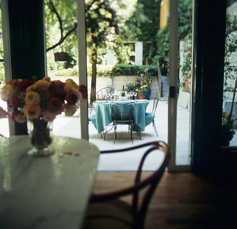 无人,横图,室内,白天,正面,智慧,植物,门,桌面,桌子,花瓶,椅子,阴影,朦胧,模糊,艺术,装饰,盛开,反射,木制,布料,影子,木椅,花蕾,布纹,文化,玻璃制品,桌布,花,花瓣,花朵,鲜花,树,树木,一个,绿色,自然,插花,玻璃瓶,餐巾,木制品,瓶子,门框,台布,花苞,花蕊,生长,单个,成长,华丽,修饰,插花艺术,点缀,创造,创作,想象,衬托,美观,雅致,雅观,彩图