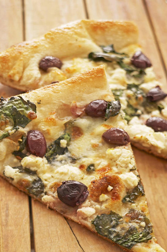 奶酪,无人,竖图,俯视,室内,特写,白天,烹饪,西餐,桌面,桌子,橄榄,菠菜,蔬菜,水果,两块,阴影,新鲜,反射,木制,影子,生食,干酪,起司,料理,食品,披萨,匹萨,果实,芝士,营养,蔬果,菜肴,美食,食物,木制品,快餐,乳酪,西式,佳肴,有机食品,绿色食品,乳制品,比萨,发酵,西式快餐,垃圾食品,山羊奶酪,意大利薄饼,青果,白榄,鹦鹉菜,鼠根菜,角菜,红嘴绿鹦哥,赤根菜,菠薐菜,波斯草,彩图,高角度拍摄