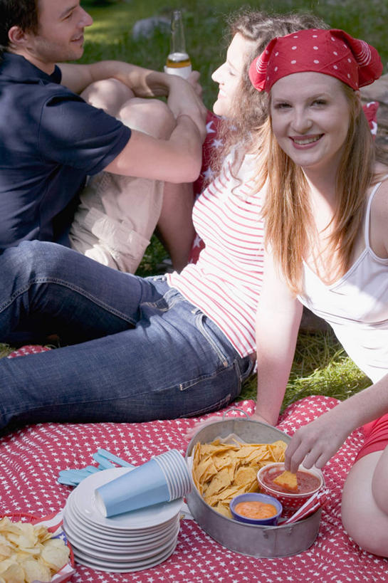 西方人,三个人,伙伴,朋友,坐,笑,微笑,露齿笑,竖图,室外,白天,正面,爱情,友谊,植物,餐具,欧洲,欧洲人,握,阴影,服装,装饰,光线,碟子,盘,头巾,影子,坐垫,陶瓷,调料,酱料,酱汁,佐料,陶瓷制品,调味品,浪漫,拿,调味料,拿着,注视,休闲装,酱,辣酱,树,树木,衣服,绿色,阳光,自然,盘子,容器,碟,碗,观察,看,休闲,温暖,温馨,休闲服,恩爱,握着,恋人,服饰,生长,成长,观看,储藏,华丽,修饰,点缀,辣椒酱,和睦,察看,储存,关注,衬托,美观,雅致,雅观,野餐垫,野餐地毯,多功能毯,友情,男人,男性,年轻男性,年轻女性,女人,女性,白种人,情侣,坐着,半身,彩图,伴侣,融洽,贮存