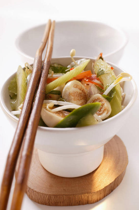 无人,竖图,俯视,室内,特写,白天,白色背景,筷子,桌面,桌子,茄子,蔬菜,餐具,一双,阴影,新鲜,反射,木制,影子,陶瓷,豆芽,生食,蔬菜沙拉,沙拉,食品,陶瓷制品,文化,色拉,传统,沙律,食物,两个,木制品,容器,碗,摄影,有机食品,绿色食品,影棚,色拉酱,储藏,礼节,储存,千岛酱,礼仪,豆芽菜,芽苗菜,进餐用具,落苏,酪酥,昆仑瓜,矮瓜,彩图,高角度拍摄,影棚拍摄,拍摄,贮存