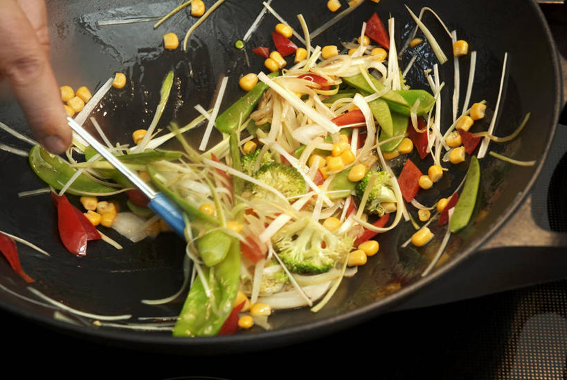 西方人,手,一个人,横图,俯视,室内,特写,白天,烹饪,玉米,植物,辣椒,蔬菜,厨具,金属制品,欧洲,欧洲人,仅一个男性,仅一个人,握,新鲜,金属,棒子,锅子,勺子,豆类,豆芽,豆子,玉蜀黍,豌豆,食品,拿,拿着,锅,荷兰豆,食物,仅一个年轻男性,一个,调羹,汤匙,手部,握着,有机食品,绿色食品,单个,煎锅,锅具,单手,苞米,苞芦,豆芽菜,雪豆,烹饪用具,豆科,辣角,红海椒,大椒,辣虎,广椒,苞谷,芽苗菜,寒豆,毕豆,麻累,国豆,小寒豆,麦豌豆,包谷,大蜀黍,番麦,薏米包,玉高粱,玉麦,珍珠米,男人,男性,年轻男性,白种人,烹调用具,辣子,红辣椒,海椒,番椒,烹调,半身,彩图,高角度拍摄