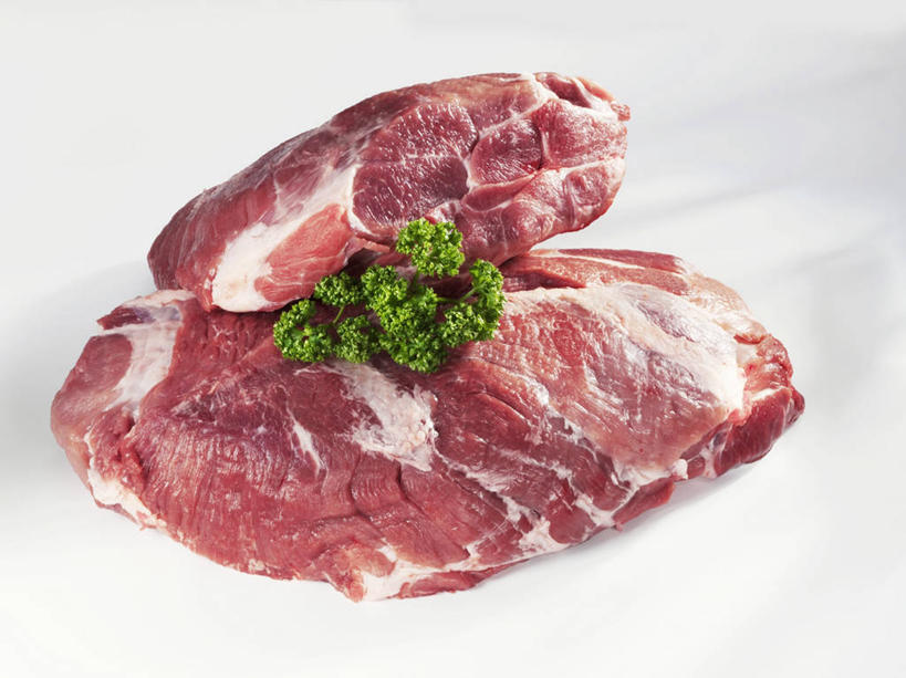 无人,横图,俯视,室内,特写,白天,白色背景,桌面,桌子,芹菜,蔬菜,叶子,一块,阴影,新鲜,反射,纹路,木制,纹理,影子,肉,食品,绿叶,猪肉,肉类,食物,红色,木制品,嫩叶,摄影,有机食品,绿色食品,荷兰芹,欧芹,香芹,影棚,肉食,豚肉,肌理,法香,巴西利,洋香菜,洋芫荽,法国香菜,旱芹菜,番荽,叶,叶片,彩图,高角度拍摄,影棚拍摄,拍摄