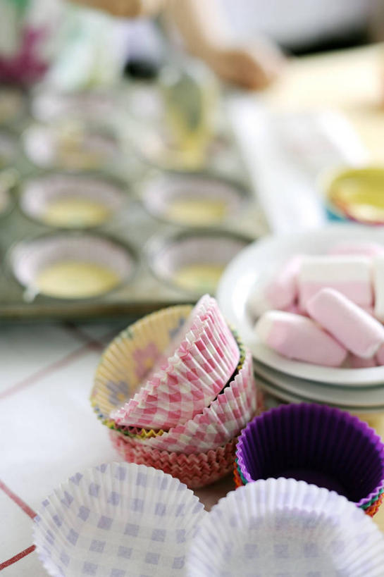 点心,无人,竖图,俯视,室内,特写,白天,下午茶,桌面,桌子,餐具,阴影,朦胧,模糊,反射,木制,碟子,粉末,盘,影子,陶瓷,面粉,食品,陶瓷制品,粮食,食物,糕点,盘子,木制品,容器,碟,碗,粉,模具,储藏,农产品,储存,原材料,粉状,彩图,高角度拍摄,贮存,蛋糕