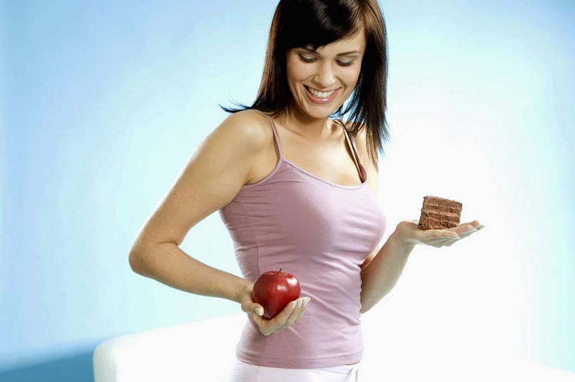 点心,西方人,一个人,站,笑,微笑,露齿笑,横图,室内,白天,正面,下午茶,苹果,水果,吊带,欧洲,欧洲人,仅一个年轻女性,仅一个女性,仅一个人,握,服装,新鲜,生食,食品,果实,拿,拿着,注视,吊带衫,食物,糕点,一个,衣服,红色,低头,观察,看,站着,握着,服饰,有机食品,绿色食品,单个,观看,察看,衣着,穿着,关注,垂头,衣饰,年轻女性,女人,女性,白种人,站立,半身,彩图,蛋糕