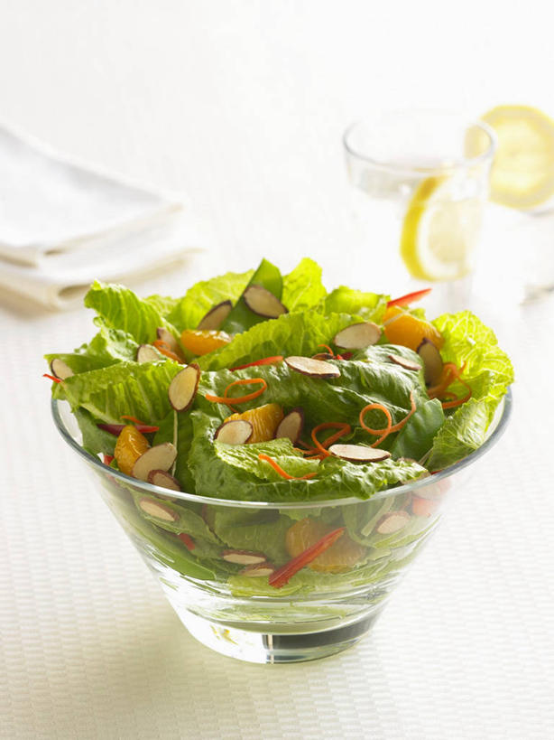 无人,竖图,俯视,室内,特写,白天,白色背景,桌面,桌子,柑橘,蔬菜,水果,叶子,玻璃,阴影,朦胧,模糊,新鲜,反射,木制,影子,生菜,莴苣,生食,蔬菜沙拉,沙拉,食品,绿叶,色拉,沙律,玻璃制品,食物,一个,木制品,容器,碗,嫩叶,摄影,有机食品,绿色食品,影棚,单个,色拉酱,储藏,储存,千岛酱,春菜,鹅仔菜,莴仔菜,千金菜,叶用莴苣,奶油生菜,叶,叶片,橘子,桔子,橙子,橙,彩图,高角度拍摄,影棚拍摄,拍摄,贮存