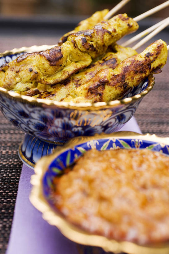 无人,竖图,俯视,室内,特写,白天,烹饪,桌面,桌子,阴影,朦胧,模糊,反射,木制,影子,陶瓷,调料,酱料,酱汁,肉,佐料,料理,食品,陶瓷制品,调味品,调味料,泰式,酱,菜肴,美食,肉类,泰国料理,竹签,食物,两个,木制品,容器,碗,花生酱,佳肴,储藏,储存,肉食,取食签,泰菜,泰国菜,泰式料理,彩图,高角度拍摄,贮存