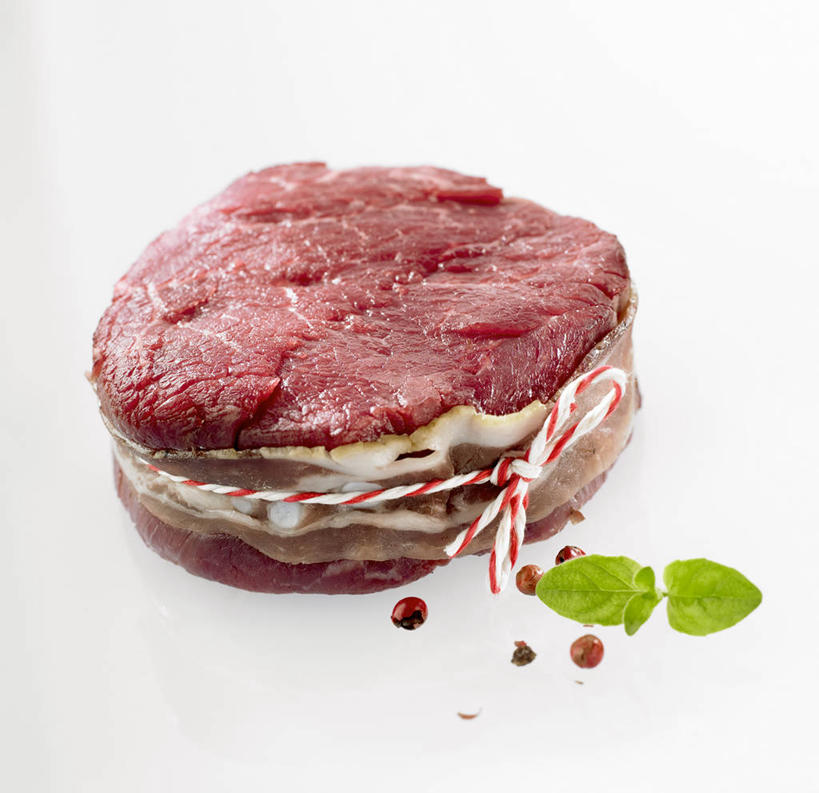 无人,横图,俯视,室内,特写,白天,白色背景,烹饪,西餐,桌面,桌子,叶子,一块,阴影,反射,纹路,木制,纹理,影子,调料,调味,肉,香料,佐料,牛排,牛肉,料理,食品,绿叶,黑胡椒,调味品,调味料,菜肴,美食,肉类,食物,红色,木制品,绳子,嫩叶,西式,摄影,佳肴,影棚,绳索,配料,肉食,肌理,作料,叶,叶片,胡椒,彩图,高角度拍摄,影棚拍摄,拍摄