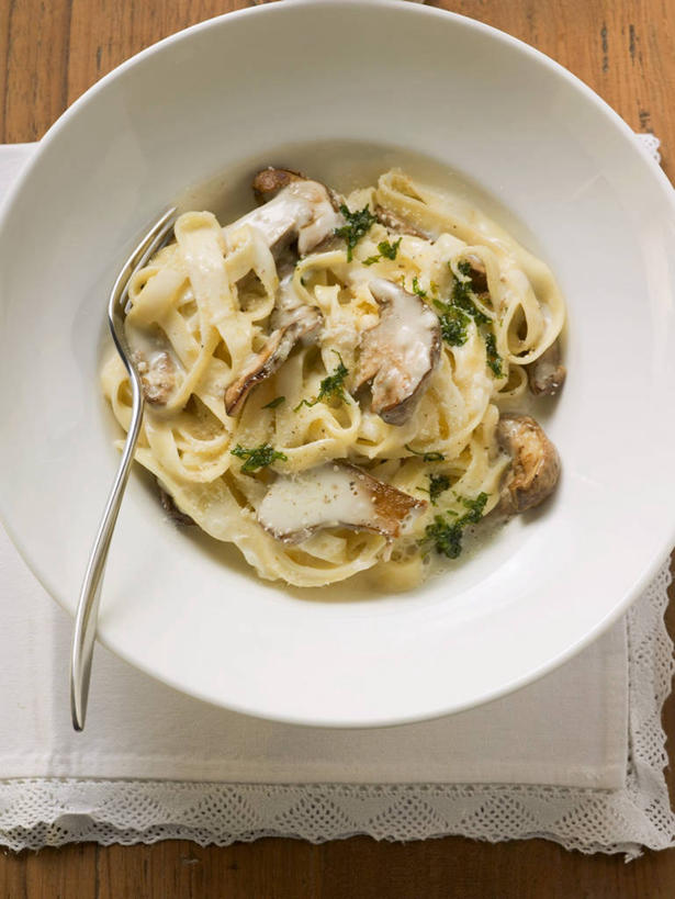 点心,面食,面条,意大利面,无人,竖图,俯视,室内,特写,白天,西餐,桌面,桌子,蔬菜,阴影,花纹,新鲜,反射,木制,布,图案,影子,陶瓷,菌菇,蘑菇,面,料理,食品,甜点,甜品,陶瓷制品,菌类,布纹,中药,食物,糕点,一个,木制品,容器,碗,甜食,奶油,食用菌,西式,有机食品,绿色食品,单个,储藏,布匹,乳制品,储存,药材,牛肝菌,中药材,激凌,克林姆,淇淋,美味牛肝菌,大脚菇,彩图,高角度拍摄,贮存