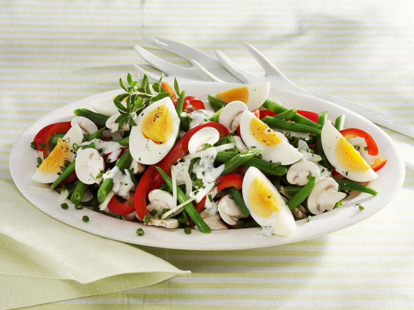 无人,横图,俯视,室内,特写,白天,植物,桌面,桌子,豆,辣椒,蔬菜,餐具,金属制品,阴影,新鲜,反射,金属,木制,叉子,刀叉,刀子,碟子,盘,影子,豆类,豆子,菌菇,蘑菇,蛋,鸡蛋,生食,蔬菜沙拉,沙拉,食品,菌类,色拉,沙律,食物,一个,盘子,餐巾,木制品,碟,食用菌,有机食品,绿色食品,单个,色拉酱,餐刀,千岛酱,彩椒,餐叉,豆科,辣角,红海椒,大椒,辣虎,广椒,卵,青大豆,保洁方巾,口布,进餐用具,甜椒,柿子椒,青豆,辣子,海椒,番椒,灯笼椒,彩图,高角度拍摄