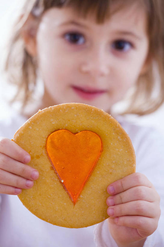 点心,西方人,儿童,脸,头,脸颊,手,一个人,站,笑,微笑,竖图,室内,特写,白天,正面,爱情,纯洁,欧洲,欧洲人,双手,仅一个女性,仅一个人,握,服装,爱心,食品,曲奇,浪漫,拿,拿着,注视,休闲装,食物,一个,小孩,衣服,饼干,零食,观察,看,站着,仅一个小孩,休闲,温暖,温馨,心形,手部,休闲服,恩爱,可爱,童年,童趣,握着,服饰,单个,观看,和睦,察看,关注,曲奇饼,童真,曲奇饼干,烂漫,无邪,天真,女孩,女人,女性,白种人,孩子,心型,头部,脸部,脸蛋,面部,站立,半身,彩图,融洽,女生