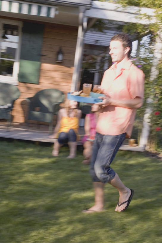 西方人,三个人,伙伴,朋友,家,坐,走,竖图,室外,白天,正面,友谊,幸福,草地,草坪,植物,别墅,茶,杯子,餐具,欧洲,欧洲人,握,服装,朦胧,模糊,碟子,盘,房屋,屋子,公寓,茶叶,拿,拿着,注视,休闲装,娱乐,洋房,楼房,住宅,玻璃制品,草,树,树木,衣服,绿色,自然,盘子,水杯,碟,观察,看,享受,休闲,温馨,休闲服,放松,乐趣,握着,服饰,生长,成长,观看,察看,提神,舒适,关注,醒脑,友情,男人,男性,年轻男性,年轻女性,女人,女性,白种人,玻璃杯,步行,散步,走路,坐着,彩图,全身,房子