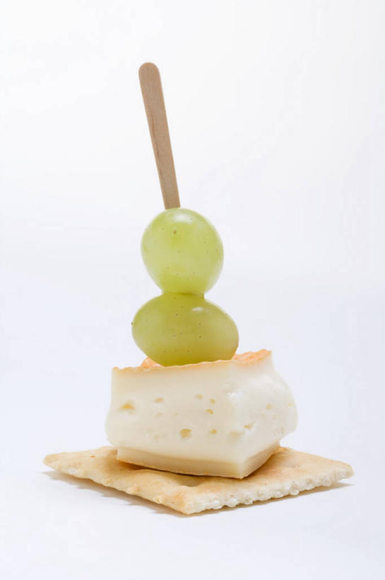 点心,奶酪,无人,竖图,俯视,室内,特写,白天,白色背景,桌面,桌子,葡萄,水果,阴影,新鲜,反射,木制,影子,生食,干酪,起司,食品,果实,芝士,营养,食物,木制品,饼干,零食,乳酪,摄影,有机食品,绿色食品,影棚,乳制品,发酵,山葫芦,蒲桃,草龙珠,彩图,高角度拍摄,影棚拍摄,拍摄