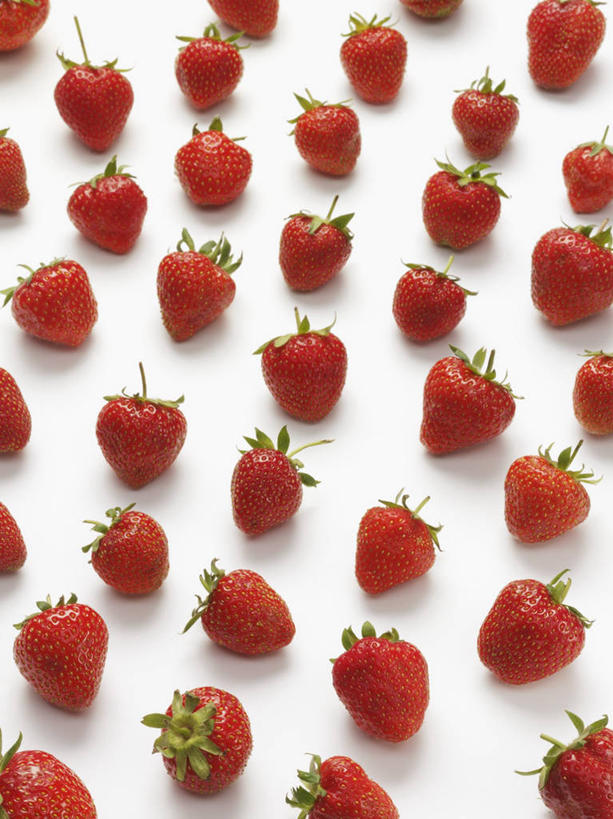 无人,竖图,俯视,室内,特写,白天,白色背景,桌面,桌子,草莓,浆果,水果,叶子,一排,许多,阴影,新鲜,整齐,并列,并排,反射,木制,影子,生食,食品,果实,绿叶,很多,食物,排列,红色,木制品,嫩叶,摄影,有机食品,绿色食品,影棚,队列,平行,叶,叶片,洋莓,水果皇后,红莓,地莓,彩图,高角度拍摄,影棚拍摄,拍摄