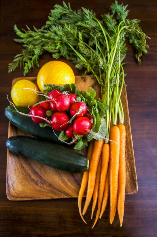 无人,竖图,俯视,室内,特写,白天,桌面,桌子,柠檬,萝卜,胡萝卜,黄瓜,蔬菜,水果,许多,阴影,新鲜,反射,木制,影子,生食,食品,果实,案板,很多,蔬果,砧板,食物,木制品,有机食品,绿色食品,大红萝卜,东北红萝卜,益母果,柠果,青瓜,莱菔,胡瓜,红萝卜,甘荀,彩图,高角度拍摄