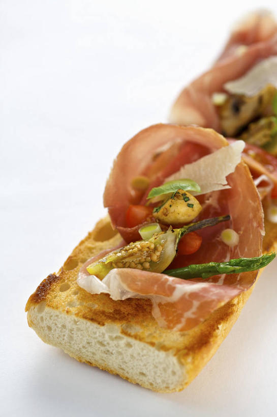 点心,面包,奶酪,无人,竖图,俯视,室内,特写,白天,白色背景,桌面,桌子,蔬菜,阴影,新鲜,反射,木制,影子,肉,干酪,起司,食品,面点,芝士,营养,法国面包,火腿,猪肉,肉类,食物,腌制,糕点,木制品,乳酪,摄影,有机食品,绿色食品,影棚,法棍,长棍面包,乳制品,发酵,肉食,豚肉,法式长棍面包,熏制,火肉,兰熏,猪腿,彩图,高角度拍摄,影棚拍摄,拍摄