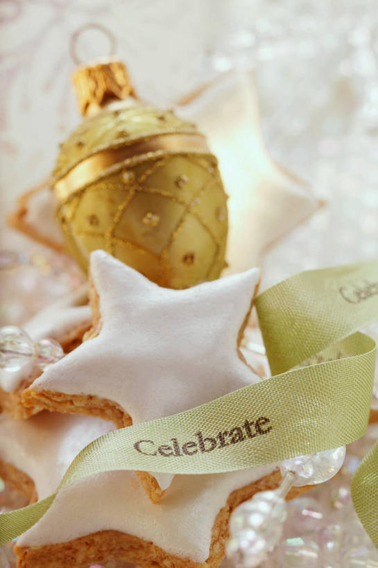 点心,无人,竖图,俯视,室内,特写,白天,圣诞节,节日,朦胧,模糊,庆祝,装饰,英文,标志,挂饰,丝绸,丝带,文字,字符,字母,星星,调味,香料,佐料,食品,缎带,圣诞球,肉桂,曲奇,文化,标识,绸带,球,食物,饼干,零食,庆典,球体,星形,金色,纪念,英文字母,华丽,修饰,点缀,配料,富贵,五角形,曲奇饼,桂皮,曲奇饼干,忠诚,作料,衬托,美观,雅致,雅观,官桂,牡桂,筒桂,香桂,玉桂,富丽,名誉,荣华,五角星,彩图,高角度拍摄