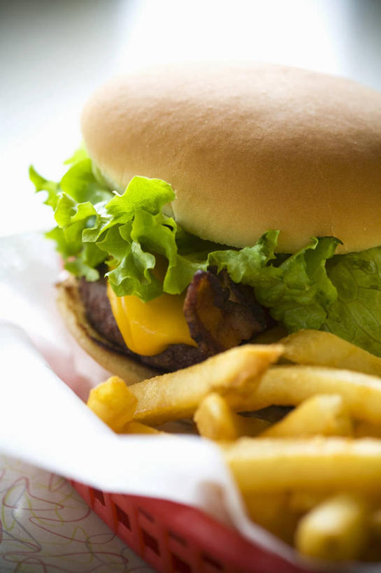 点心,面包,无人,竖图,俯视,室内,特写,白天,烹饪,西餐,餐桌,桌面,桌子,蔬菜,叶子,阴影,朦胧,模糊,新鲜,反射,木制,影子,生菜,莴苣,肉,汉堡,牛肉,料理,食品,面点,绿叶,薯条,菜肴,美食,肉类,食物,糕点,一个,木制品,快餐,嫩叶,西式,佳肴,有机食品,绿色食品,单个,餐台,肉食,西式快餐,垃圾食品,小圆面包,春菜,鹅仔菜,莴仔菜,千金菜,叶用莴苣,叶,叶片,彩图,高角度拍摄