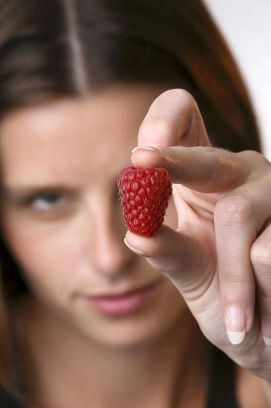 西方人,脸,头,脸颊,手,头发,一个人,站,笑,微笑,竖图,室内,特写,白天,白色背景,正面,水果,欧洲,欧洲人,仅一个年轻女性,仅一个女性,仅一个人,握,新鲜,生食,食品,棕色,果实,拿,拿着,注视,食物,一个,红色,观察,看,站着,手部,握着,摄影,有机食品,绿色食品,影棚,单个,观看,单手,察看,关注,山莓,树莓,三月泡,四月泡,山抛子,刺葫芦,悬钩子,馒头菠,高脚菠,龙船泡,泡儿刺,年轻女性,女人,女性,白种人,头部,长发,直发,脸部,脸蛋,面部,站立,半身,彩图,影棚拍摄,拍摄