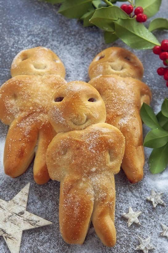 点心,无人,竖图,俯视,室内,特写,白天,植物,桌面,桌子,叶子,圣诞节,阴影,节日,庆祝,人形,反射,木制,纹理,影子,星星,食品,甜点,绿叶,文化,食物,糕点,绿色,木制品,饼干,甜食,零食,庆典,星形,嫩叶,冬青,纪念,希望,生命,五角形,酥饼,姜饼,肌理,槲寄生,北寄生,桑寄生,柳寄生,黄寄生,冻青,寄生子,姜饼人,装饰饼干,丰饶,叶,叶片,叶脉,五角星,彩图,高角度拍摄