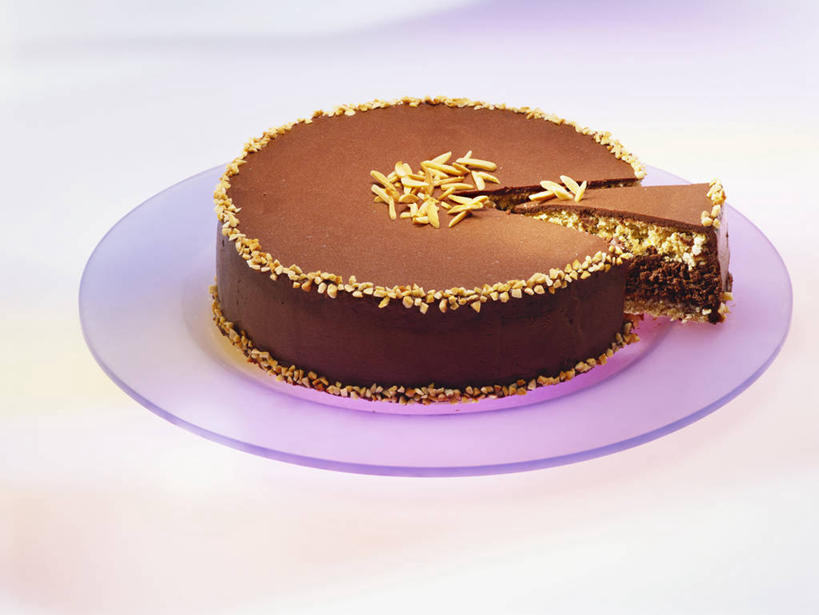 点心,无人,横图,俯视,室内,特写,白天,下午茶,桌面,桌子,杏仁,餐具,阴影,反射,木制,碟子,盘,影子,食品,糖,糖果,甜点,甜品,巧克力蛋糕,食物,糕点,一个,盘子,木制品,碟,甜食,巧克力,摄影,影棚,单个,朱古力,杏子,杏梅仁,杏核仁,木落子,苦杏仁,彩图,高角度拍摄,影棚拍摄,拍摄,蛋糕